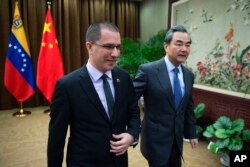 委内瑞拉外长阿雷亚萨2017年12月22日访问北京,和中国外长王毅走在一起,在中国外交部举行会谈。