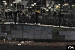 港铁太子站C1出口的街对面,也是旺角警署旁边的被民众用来纪念8.31太子站事件,放眼望去遍地白色鲜花(2019年9月18日,美国之音鸣笛拍摄)