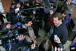 民主党众议员候选人科纳·兰姆与记者交谈。（2018年3月13日）