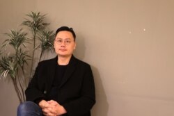 年仅34岁的台湾导演许承傑自美国纽约大学电影制作研究所毕业后,将外婆的故事改编为电影《孤味》。(美国之音记者李玟仪摄)