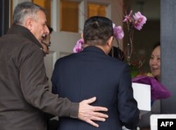 2018年12月12日,华为汽车首席财务官孟晚舟在温哥华获准保释回家后,几位从带有中国领事馆车牌的汽车中下来的人登门给孟晚舟献花。