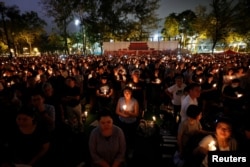香港民众参加维园烛光晚会纪念六四天安门民主运动。(2019年6月4日)