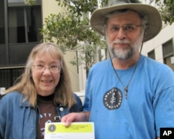 国际特赦组织代表坎普(右)(美国之音容易拍摄)