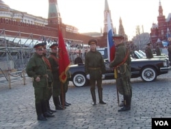 2012年5月9日莫斯科红场阅兵前夕彩排时,在红场列宁墓旁等待之中的俄军第154警备团士兵。