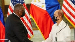 菲律宾国防部长洛伦扎纳(Delfin Lorenzana,右)2021年7月30日会见到访的美国防长奥斯汀(路透社)