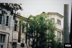 远藤向记者展示她1987年回到天津,探访那栋曾是冯国璋故居的她幼年期度过的宅邸(美国之音歌篮拍摄)