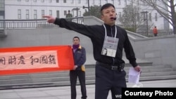 2013年3月31日,袁冬在北京西单文化广场敦促官员公示财产。(李蔚微博图片)