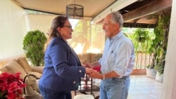 洪都拉斯执政党总统候选人阿斯夫拉(Nasry Asfura,右)2021年11月30日祝贺自由重建党候选人卡斯特罗(Xiomara Castro)胜选。(洪都拉斯自由重建党图片)