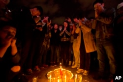 2014年3月2日,人们在昆明火车站外的一个广场为暴徒砍人事件的死难者祈祷