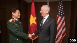 美越防长2018年6月1日在新加坡会面(美国国防部照片)