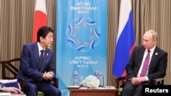 安倍与普京2017年11月10日出席APEC峰会时会面(路透社)