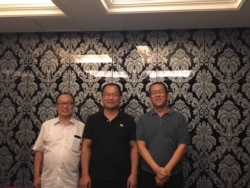 中国山东维权律师祝圣武(中)与北京丁锡魁律师(左)和广东隋牧青律师。( 祝圣武微信图片)