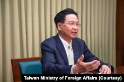 2021年4月28日台湾外交部长吴钊燮接受英国天空电视台驻北京亚洲记者Tom Cheshire的视频专访。(图片来自台湾外交部网站)