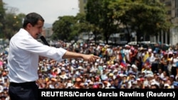 瓜伊多在反马杜罗的集会上对支持者讲话。