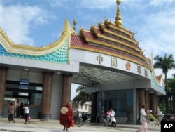 云南瑞丽的边关检查站。中国原本对泛亚铁路东盟通道一线的西线,即从云南瑞丽出发经缅甸进入泰国曼谷最终到新加坡的方案寄予厚望。