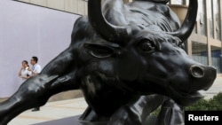 中国北京金融区一家投资公司门前的牛雕塑。(2015年7月10日)