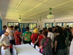 资料照:中国旅行团在朝鲜板门店听导游讲解(美国之音江真拍摄)