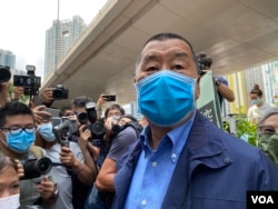 壹传媒创办人黎智英因去年六四烛光集会,被控“参与未经批准集结”,11月1日在区域法院维持不认罪(美国之音汤惠芸)