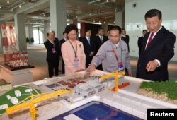 中国国家主席习近平和香港特别行政区行政长官林郑月娥2018年10月23日参加在中国珠海举行的港珠澳大桥开通典礼时,观看了这座大桥的模型。