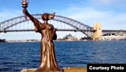 民主女神像在悉尼海边(陈维明提供)