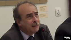 学者乌鲁尼杨。(美国之音白桦拍摄)