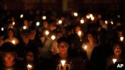 香港民众在维多利亚公园举行六四烛光纪念会