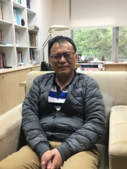 中研院政治所研究员蔡文轩(美国之音陈筠拍摄)