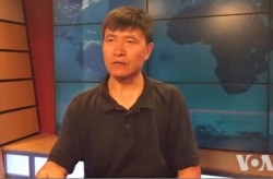 资料照:周锋锁接受美国之音采访