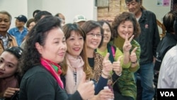 积极参与立委补选的台中居民。(美国之音记者方正拍摄)