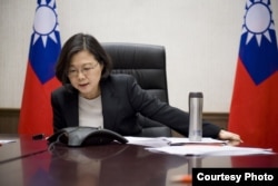 台湾总统蔡英文与美国总统当选人川普进行越洋电话。( 台湾总统府)