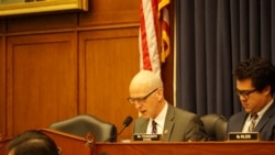 众议院军委会主席、民主党人史密斯(Adam Smith)2020年2月11日主持听证会(美国之音黎堡摄)