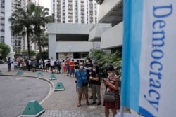 香港选民排队为泛民主派立法会选举初选投票。(2020年7月11日)