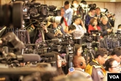 2016年3月2日,中国政协12届4次会议在开幕前夕举行中外媒体记者会。图为记者们聚焦大会发言人。