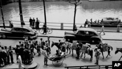 历史照片:共产党军队攻入上海前,行人和国民党军队走在上海的街道上。(1949年5月6日)