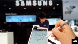 资料照片:台北市一家三星职能手机的销售商店(2013年4月10日)