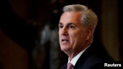 资料照:美国国会众议院少数党领袖麦卡锡在国会山一场纪念女权运动者艾尔哈特的活动上发表讲话。