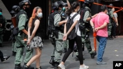 香港警察逮捕了数名参加反对港版国安法游行的示威者。(2020年7月1日)
