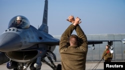 Льотчики ВПС США під час тренувань на літаку F-16 Fighting Falcon. REUTERS