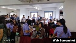 广州圣经归正教会在做礼拜时受到当局的冲击骚扰。 (推特图片)