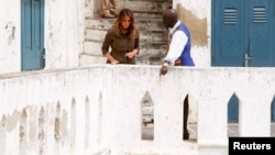 Đệ Nhất Phu nhân Hoa Kỳ Melania Trump tới thăm Cape Coast Castle, ở Ghana, hôm 3/10/2018. REUTERS/Carlo Allegri