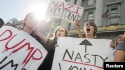 2016年11月10日,加利福尼亚州旧金山的高中生在市政厅前高举标语,抗议共和党的唐纳德·川普当选美国总统。