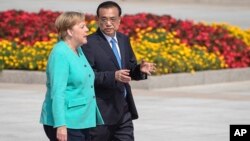 中国总理李克强与德国总理默克尔在北京人大会堂前出席欢迎仪式。(2019年9月6日)