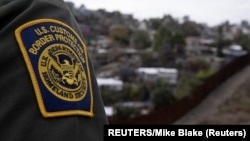 Bức tường biên giới tại San Diego, California trông sang Tijuana, Mexico.