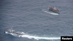 厄瓜多尔军舰2020年8月7日在加拉帕戈斯群岛附近海域上监视外国渔船(路透社)