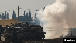 2025年1月12日,以色列加沙边境附近的一个营地,一名以色列士兵坐在坦克上。