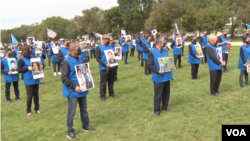 在中国共产党建政71周年之际,数百名民主活动人士聚集在美国国会大厦前,抗议中共统治。(2020年10月1日)