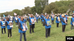 10月1日中国共产党建政71周年之际,数百名民主活动人士聚集在美国国会大厦前,抗议中共暴政