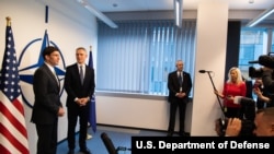 时任美国国防部长埃斯珀与北约秘书长斯托尔滕贝格2020年2月12日在布鲁塞尔共同见记者(美国国防部照片)