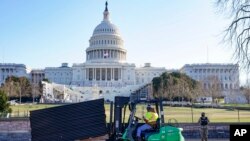 发生冲击事件后的国会山的第二天早晨,国民警卫队员守卫在国会大厦外。(2021年1月7日)