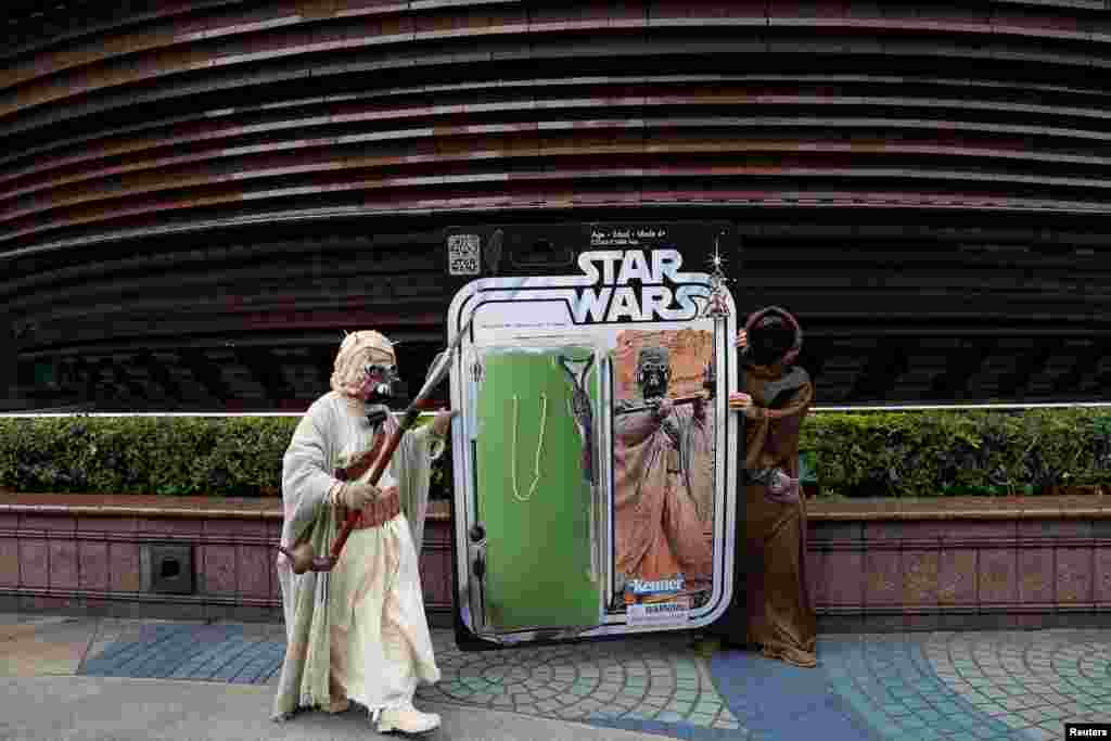 5月4日是电影《星球大战》日( "May the 4th" ),在台北街头,有人穿着电影里的服装。(2017年5月4日)